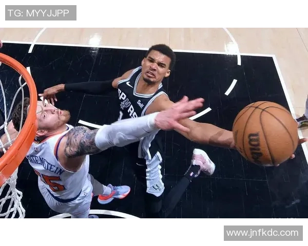 2015年NBA季后赛首轮马刺对快船第一场激战回顾与精彩瞬间分析